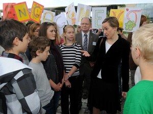 Bundesfamilienministerin Kristina Schröder (2.v.r) unterhält sich am Freitag (17.09.2010) vor Beginn der Auftaktveranstaltung der "Woche des bürgerschaftlichen Engagements" in Berlin mit einer Schülergruppe. Copyright: picture-alliance