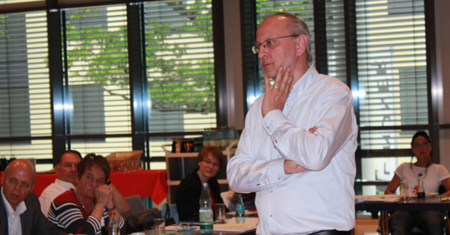 Referenten und Teilnehmende beim Treffen der Anlaufstellen im Sport: Prof. Klaus M. Beier (l.) und Manfred Menzel (m.). Foto: dsj