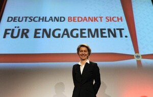 Deutschland ist den ehrenamtlich Engagierten zu Dank verpflichtet: Bundesarbeitsministerin Ursula von der Leyen bei einer Auszeichnung für soziales Engagement im vergangenen Jahr in Berlin. Foto: picture-alliance