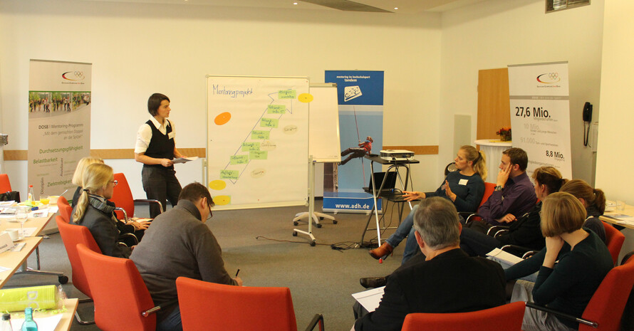 Konzentrierte Teilnehmerinnen und Teilnehmer beim Fachforum Mentorig des DOSB am 23. November in Frankfurt; Foto: DOSB
