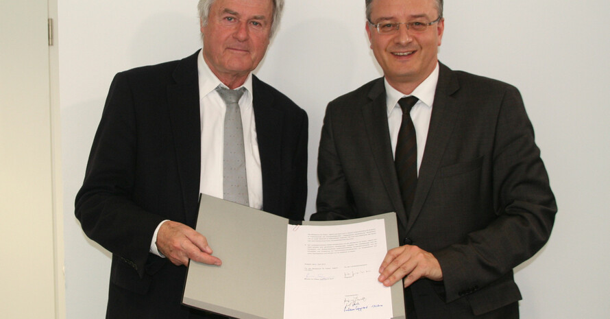 LSV-Präsident Schmidt-Volkmar (li.) und Kultusminister Stoch zeigen die unterschriebene Rahmenvereinbarung zur Ganztagsschule. Foto: LSV Baden-Württemberg
