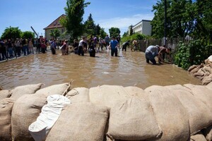 Viele junge Menschen kämpfen als Fluthelfer gegen das Hochwasser, wie hier in Dresden im Stadtteil Pieschen. Foto: picture-alliance
