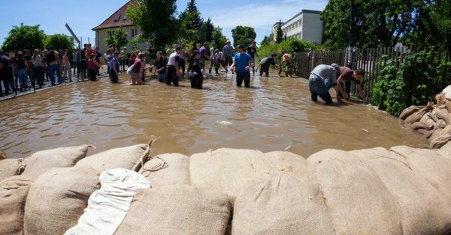 Viele junge Menschen kämpfen als Fluthelfer gegen das Hochwasser, wie hier in Dresden im Stadtteil Pieschen. Foto: picture-alliance