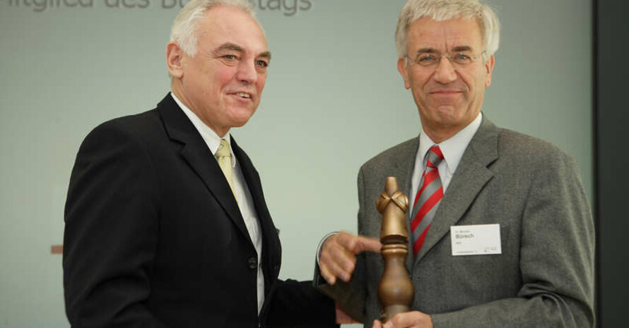 Michael Bürsch (re.) erhielt 2006 den Preis "Pro Ehrenamt" aus den Händen des DOSB-Vizepräsidenten für Sportentwicklung, Walter Schneeloch. Foto: Markus Goetzke