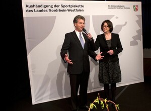 Klaus Balster ist von Ministerin Ute Schäfer für sein herausragendes Engagement im Sport geehrt worden. Foto: LSBNRW/Bowinkelmann