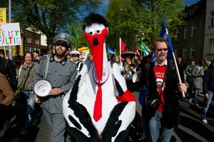 Die Satirefigur "Storch Heinar" und seine Marschmusik-Kapelle "Storchkraft" laufen 2011 in Greifswald auf einer Gegenveranstaltung zur NPD-Demonstration. Foto: picture-alliance